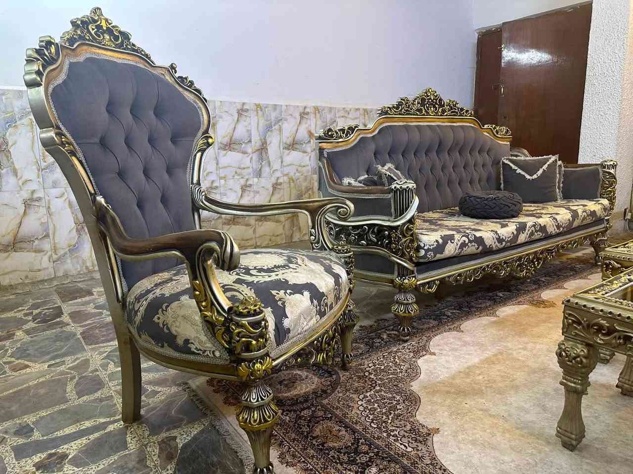 تخم ملكي خشب زان عشر مقاعد مع سيت طبلات السعر ٩٠٠ بي مجال بسيط مكانه المنصور ***********
