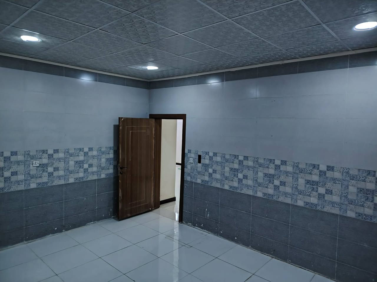 🏡 دار حديثة ومميزة للإيجار | مجمع الكرار السكني 🏡
فرصة ممتازة للسكن الراقي والمهدئ في موقع مميز!

📍 العنوان: مجمع الكرار السكني – بلوك 13 – دار رقم 19

📐 المساحة: 200 متر مربع

✨ تفاصيل ومواصفات الدار:

2 غرفة نوم بتصميم مريح

استقبال واسع مثالي للضيوف

صالة معيشة واسعة للعائلة

2 حمام (مجموعات صحية متكاملة)

كراج خاص للسيارة

حديقة منزلية جميلة

💰 تفاصيل الإيجار:

بدل الإيجار: 400 ألف دينار شهرياً

نظام الدفع: مقدمة 3 أشهر

📞 للتواصل والاستفسار المباشر: ***********
