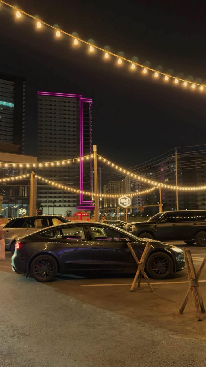 Tesla model 3 2024
دبل ماطور
ماشيه 18000
اعلى مواصفات كشنات ابيض
قطعتين صبغ باب وجاملغ سايق بدون دواخل بدون ايرباك 
السياره مغلفه ppf
***********
