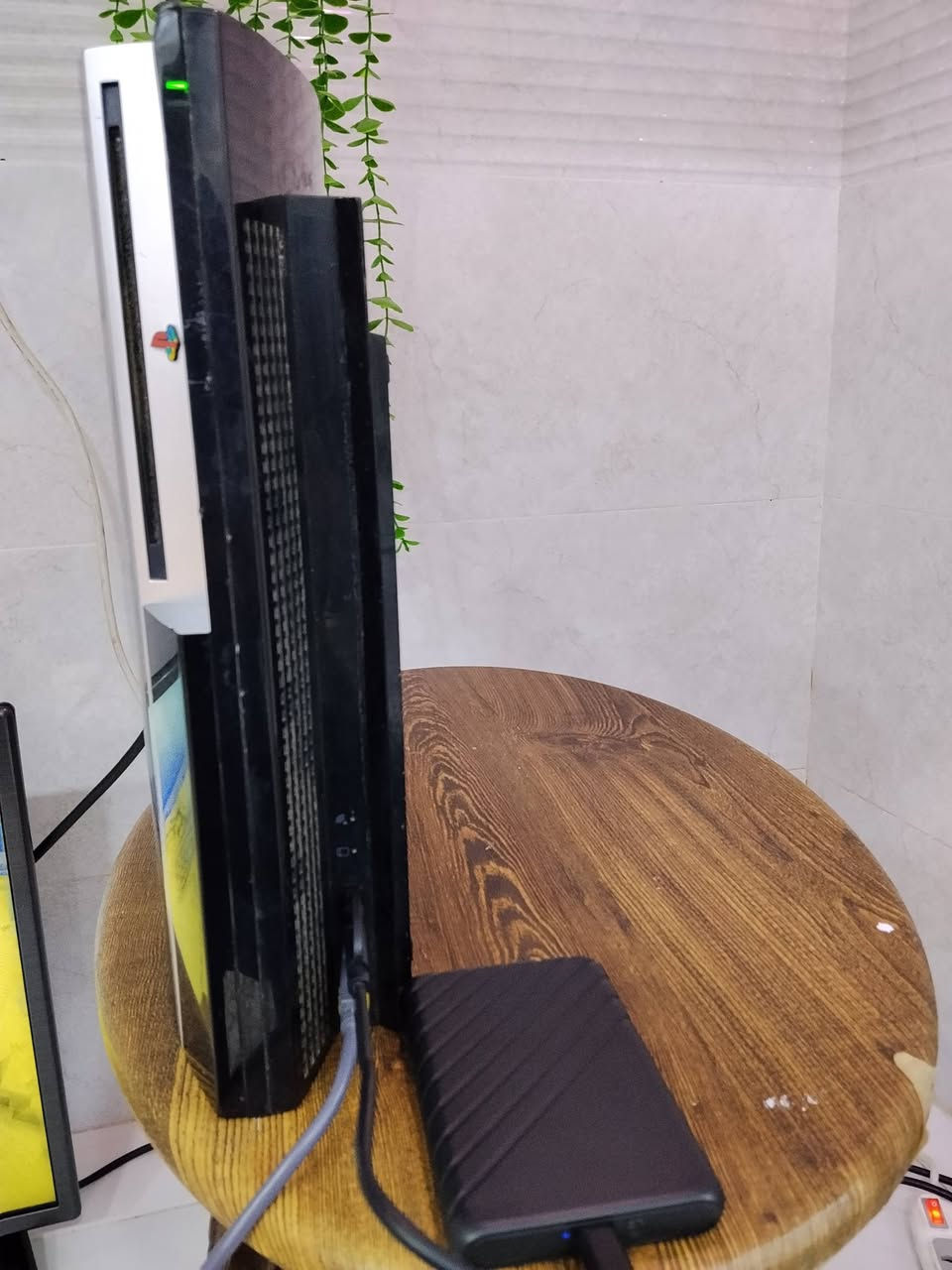 سلام عليكم بلي 3 مهكر نضيف 
 ذاكرة 128 كيكا 
ويا هارد العاب 320 كيكا بي 31 لعبة و كلها العاب قوية
ويا 3 جويستك 
و كامل الملحقات . 
السعر 110 و بي مجال 
مكاني ديالى خانقين للاتصال ***********
