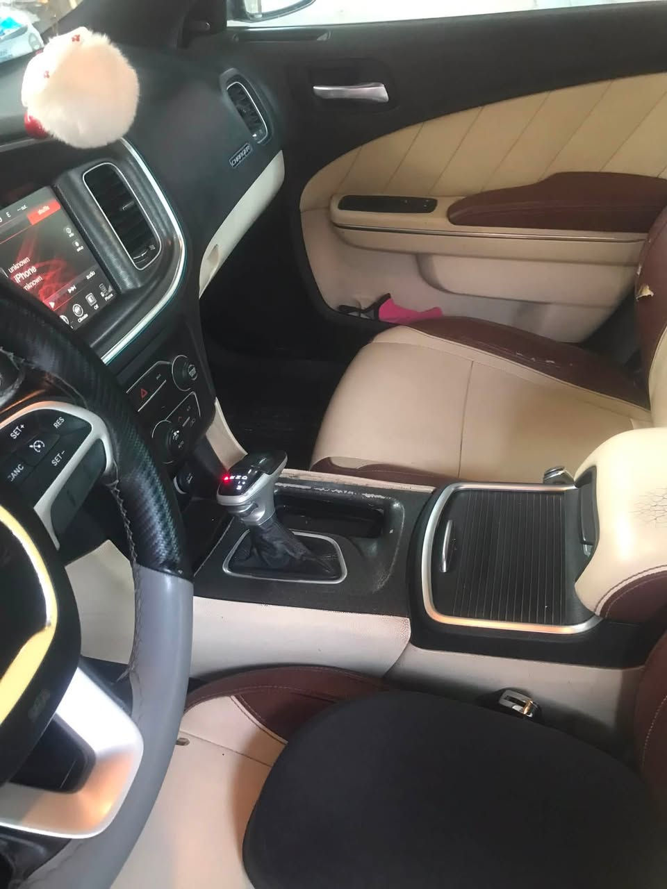 من رخصة الادمن جارجر موديل 2016 للبيع محرك 3600  مواصفات sxt وارد امريكي حادث بنيد وجاملغ وشوية من الباب كشنات تدفئة وتبريد تحكمات ستيرن مثبت سرعة كشنات جلد وموصفات بعد هواي بيها  سعرها مناسب للشراي  للاتصال ***********
