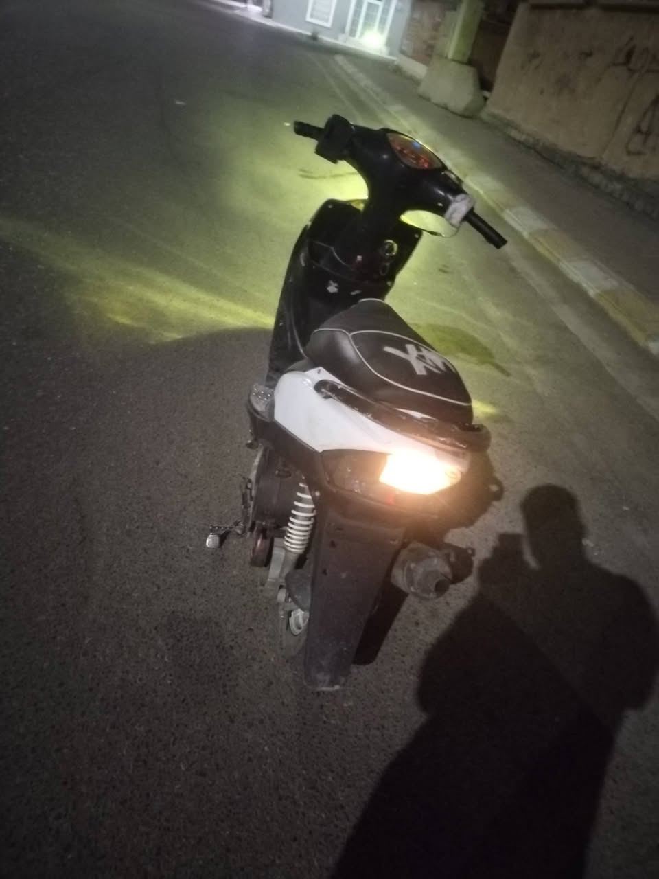 سلام عليكم للبيع ماكس عدله دراجة شرط شلعه معدل محرك   سلف شغال  كهربائيات كلها شغاله اشاير لايت عالي ناصي سكن عداد لايت زنون أصفر  بك  حساسات كلها شغاله كلجات RGS  امامي خلفي يدات RGS رياضي  ويل رياضي مشيف زوج تايرات جديد  غلاف كشن رياضي سعر 550  وبيها مجال للطيبين مكاني تكريت رقم ***********@
