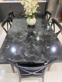 ميز طعام يتكبر ويتزغر  مع 5 كراسي السعر 200 بي مجال مكاني الدوره 07709...