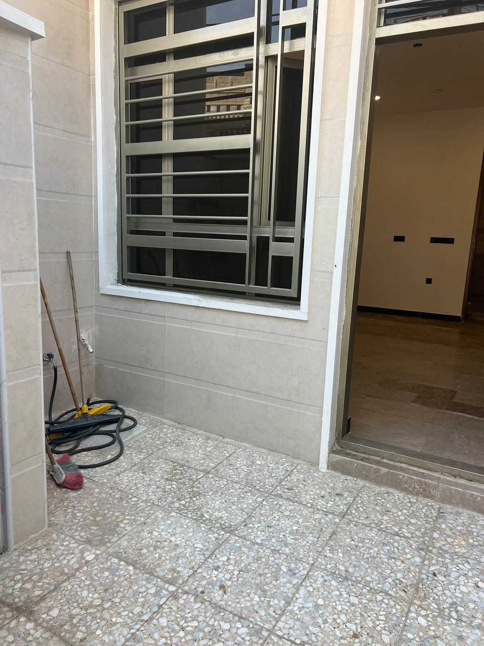 مشتمل للبيع 70 متر
حديث استلام مفتاح 
استقبال وحولي مطبخ وخدمات وغرفه نوم 
والطابق الثاني غرفتين وخدمات مع بيتونه كبيره
————
عنوان المشتمل
الشعب خلف نادي العربي 
فرع مطعم صلاح كبه
السعر 
~~~~~~~~~~~~~~~~~~~~~~~~~~~~~~
للاستفسار 
مكتب مكـتب الفرات للعقارات 🏠🏘🏤 ابو رحمة ***********
شارع نادي النفط مقابل لحوم ابو سجاد او فلافل الطيب
*********** ابو رحمه@الجميع@إشارة
