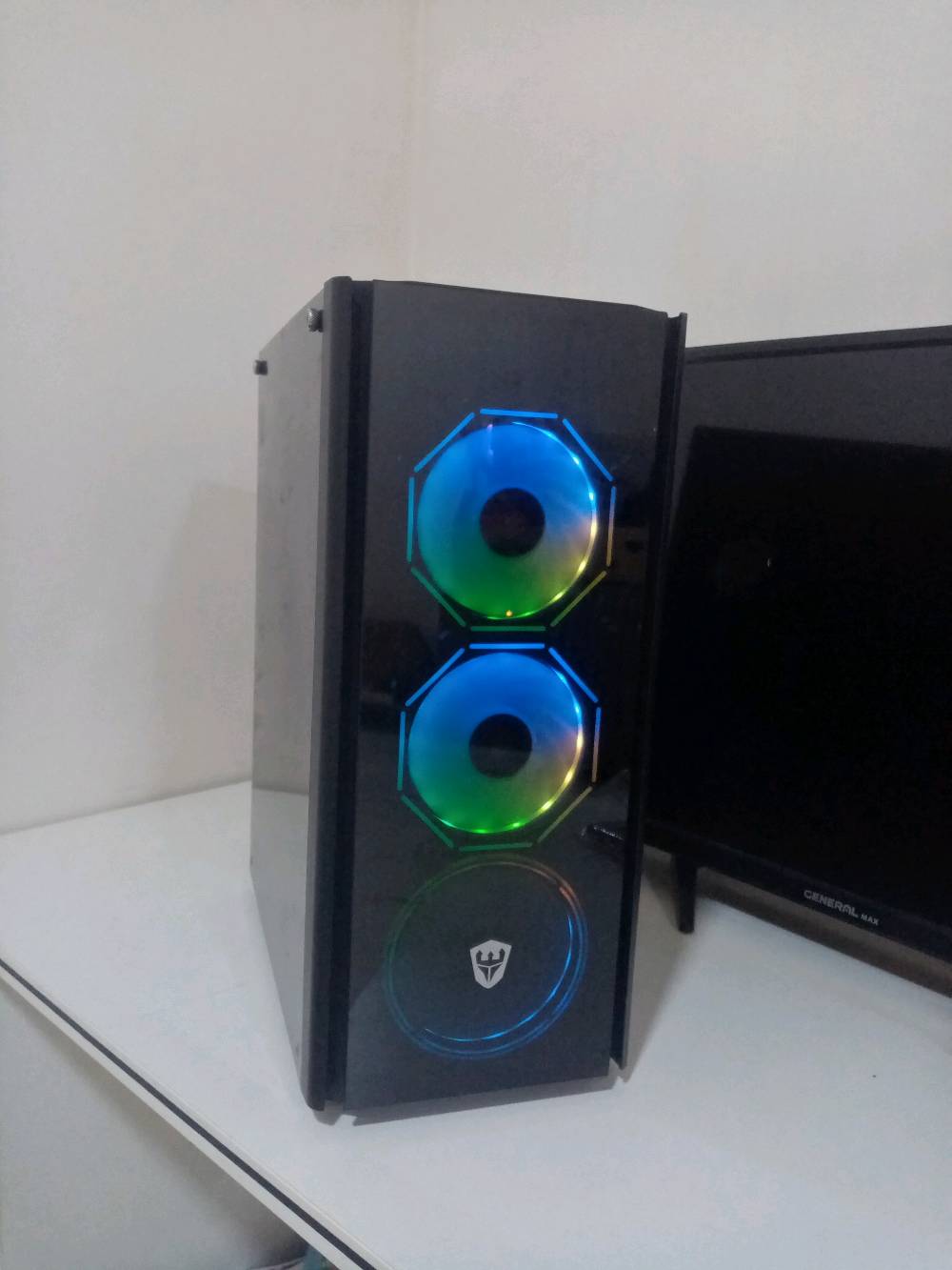 . المعالج (CPU):AMD Ryzen 5 2600. 
. اللوحة الأم (Motherboard): ASUS PRIME B350M-K.
. ​كرت الشاشة (GPU): AMD Radeon RX 580 بحجم 8 جيجابايت.
. الذاكرة العشوائية (RAM): 8 جيجابايت.
. يجي ذاكرة SSD 500 GB
. نظام التشغيل ويندوز 11 برو
. نظافة جيد جدا
. Power splay 650 w
. ماوس كيبورد مجاني ويا