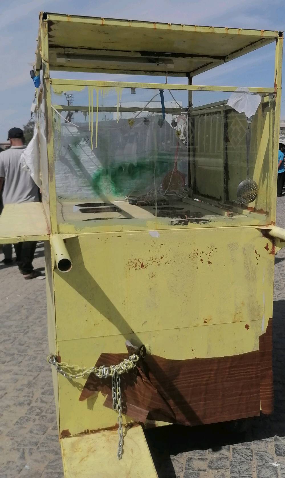 عربانة للبيع حجم كبير جدا ترهم مشروعين
شنو نوع العربانة بالضبط وموديلها/تفصيلها؟ يعني مهيأة لأي مشروعين أو شنو الاستخدامات اللي تنفع إلها؟: 
ترهم مشروعين مثلا لبلبي وباقلة او اكلات شعبية 
وين موقعك هسه؟ وأي محافظة/منطقة حتى الزبون يعرف إذا تكدرون توصلونها لو الاستلام من عندك؟: 
الانبار فلوجة
العربانة شنو حالتها من الداخل والخارج؟ بيها صدا/تسريب/تحتاج تصليح أو بس شغل تجميلي؟: 
تحتاج صبك فقط
شنو المعدات والملحقات الموجودة وية العربانة؟ مثل الكهرباء، التمديدات، الشبابيك، الأرفف، الخزائن، أو أي شي ناقص؟: 
طباخين ثابتات ومنضم و3 تايرات مال دراجة ومجهزة بالجام بيها خزن داخلي للاحتفاظ 
السعر شكد؟ وهل قابل للتفاوض أو أكو توصيل/نقل مبرمج حسب طلب المشتري؟: 
السعر 360 الف بيها مجال لايوجد توصيل