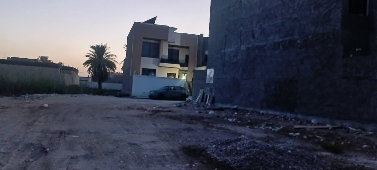 السلام عليكم للبيع قطعة طابو صرف عرصه مساحة ٢٧٠ متر مع كافه الخدمات متوفره العنوان حي الجزائر مقابيل المحكمة ستنئاف بابل موقع منتاز من يرغب بالشراء ينتصل ويدلل تحويل مباشر 
***********
