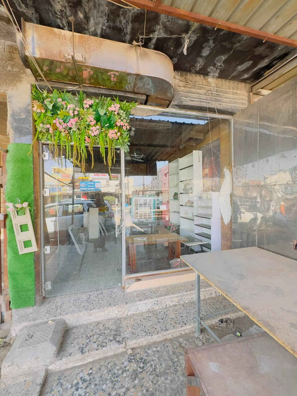 السلام عليكم محل للبيع في جسر ديالى القديم مقابل عمارة الدفاعي طول المحل 6 امتار والعرض 3 امتار 

للتواصل والاستفسار ***********
