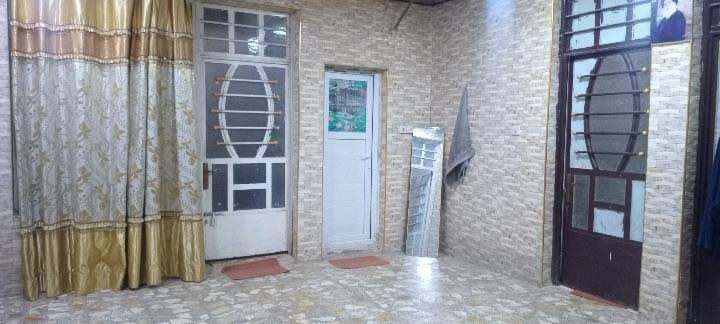 دار للبيع في حي الكوفه قرب دلاليه السيد
مساحته 200 متر
يتكون الطابق الاول من غرفتين واستقبال ومطبخ وصاله وصحيات
والطابق الثاني هيكل يتكون من اربعه غرف وصاله وصحيات 
السعر ١١٠ وبي مجال
للاستفسار ***********
