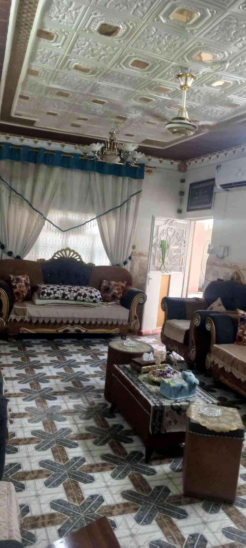 دار للبيع طابو صرف المساحة 200م العنوان الحمزة الغربي حي العسكري شارع الأسواق قرب بيت ابو ستار البصراوي يتكون من أربع غرف نوم ومطبخ واستقبال وصاله وصحيات داخلية وخارجية وكراج سيارة البناء طابوك والسطح صب خدمات ماء وكهرباء وتبليط ومجاري الاستفسار الاتصال على الرقم *********** علما بأن البيت مرمم جديد التفاصيل كما موضح بالصور رقم الموبايل بيه واتساب البيت طابقين
