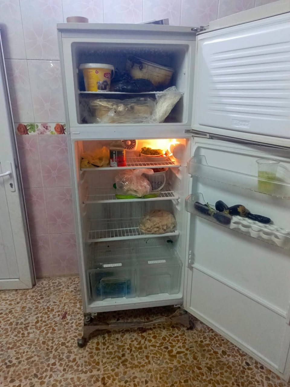ثلاجة للبيع فول ثلج 175وبيه مجال ***********
