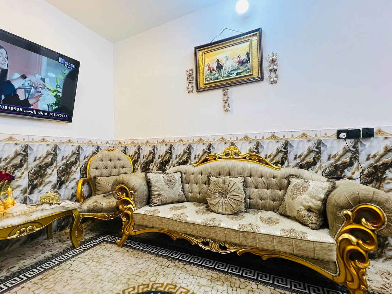 تخم ١٠ مقاعد للبيع ملكي مستعمل قليل  كلاسك 
كامل وية طبله كبيرة حفر السعر  بمليون و١٠٠ 
وبي مجال العنوان الزعفرانية اربع شوارع 
***********
