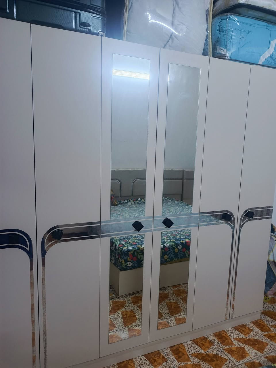السلام عليكم غرفه مستعمل اخو الجديد تركي نظافه 100% صار اسبوع من شادها قفلهه 500 رقم واتس ***********
