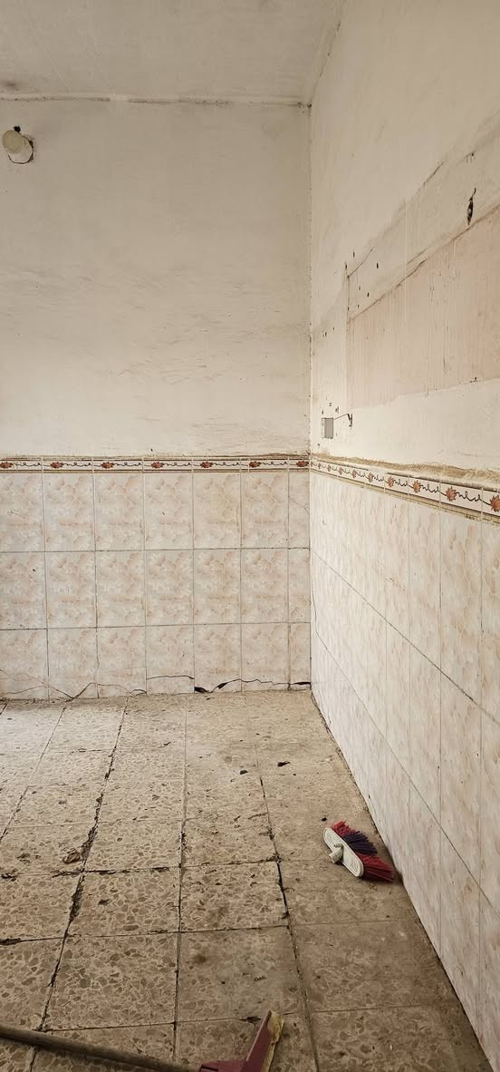 بيت للايجار في حي الوفاء مساحه 100 متر غرفتين وصاله مطبخ وصحيات نظافه نص ونص موقع كلش زين قريب اعداديه الشفق مال بنات سعر الايجار 300 للاستفسار/***********
