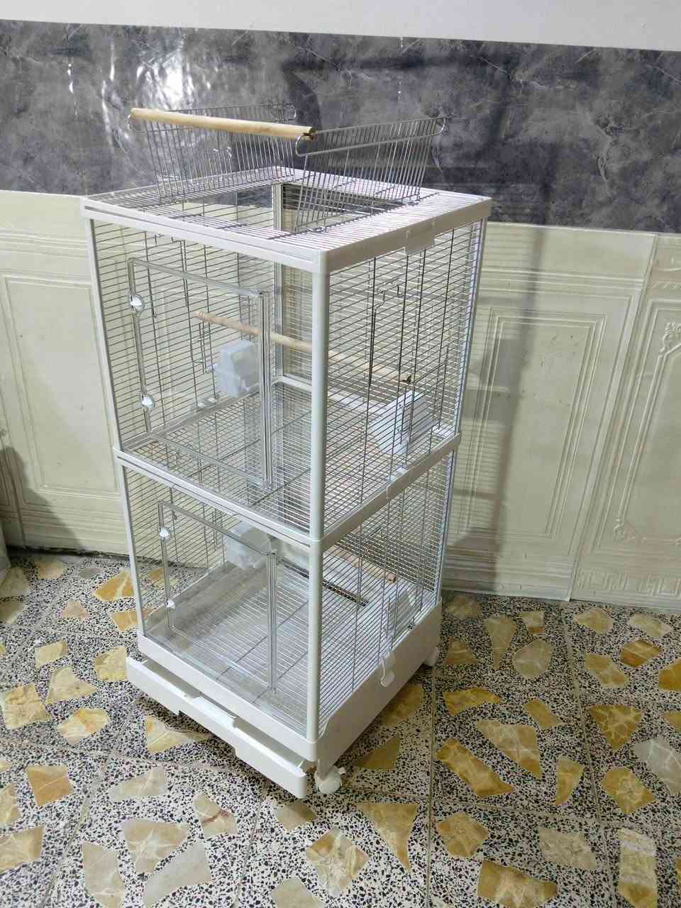 السعر 55 الف 🦜🐦🦜 
قفص 🦜 طيور كبير الوجه أكريليك ومفصول و قابل للإزالة من ماركة GarveeHome  بلون أبيض ومصنوع من المعدن والبلاستيك بأبعاد  100 × 46 × 46 سم، واذا نفتح يصير 112سم ويتميز بصينية سحب لتسهيل التنظيف وعجلات لسهولة الحركة
