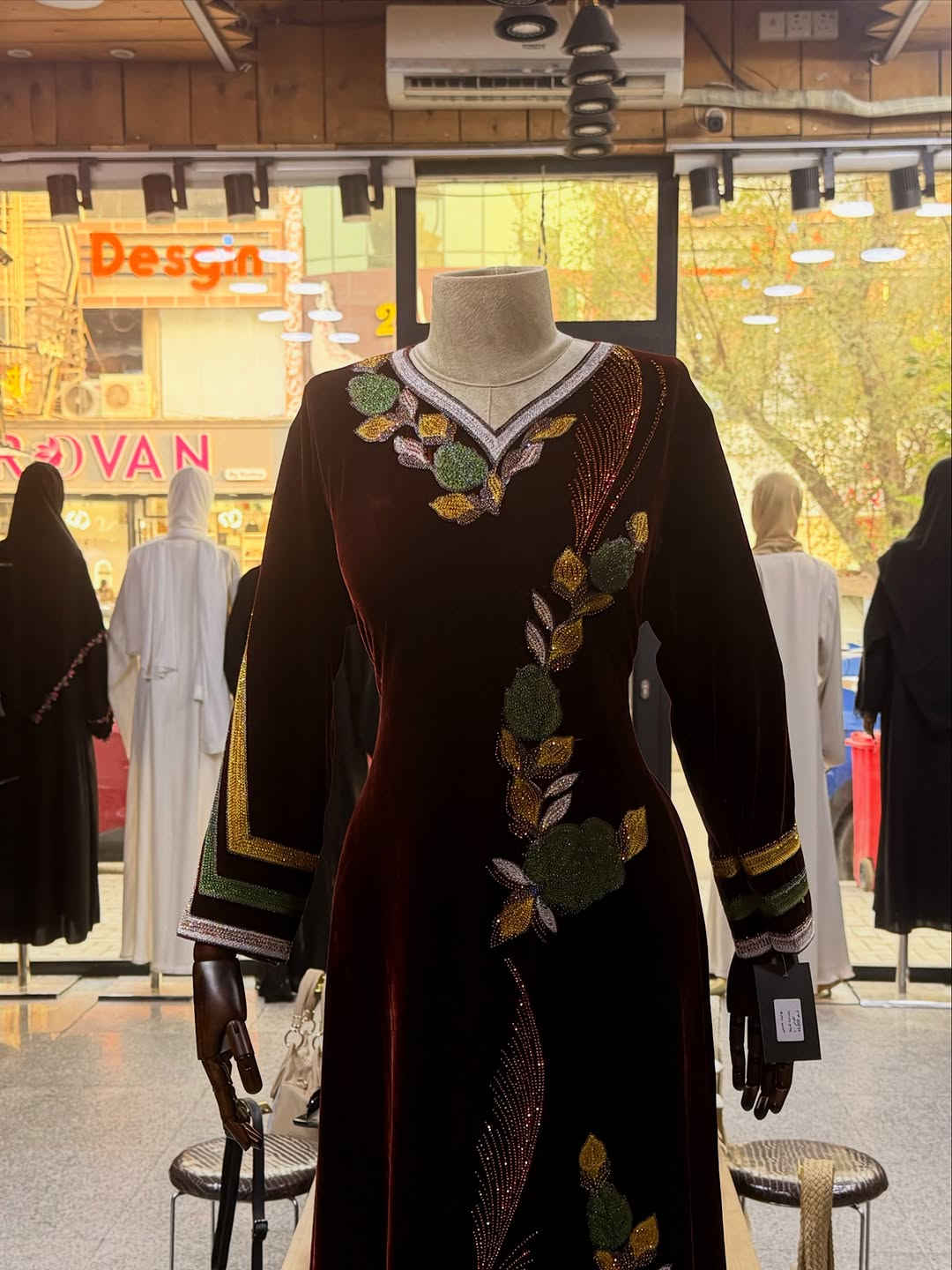 ⁨	✨ وصلت تشكيلتنا الجديدة إلى بوتيك حسنى ✨

قطع أنيقة بتفاصيل مميزة 🤍

القياسات المتوفرة : 2XL-XL-L 
🚚 التوصيل مجانًا لجميع محافظات العراق

📩 للطلب والاستفسار، راسلونا على الخاص
📍 ومتوفرة أيضًا داخل بوتيك حسنى 
الحلة - شارع الجمعية مقابل مجمع بيروت 

الكمية محدودة، احجزي قطعتچ قبل نفادها 🤍

#بوتيك_حسنى #الحلة #بابل #تسوق_العراق توصيل_مجاني عروض_العراق⁩

نص مكتوب في الصور:
- بسعر 45 الف دينار !
- التشكيلة الجديدة للدشاديش القذيفة
- + عرض التوصيل المجاني داخل وخارج الحلة 🤍😍