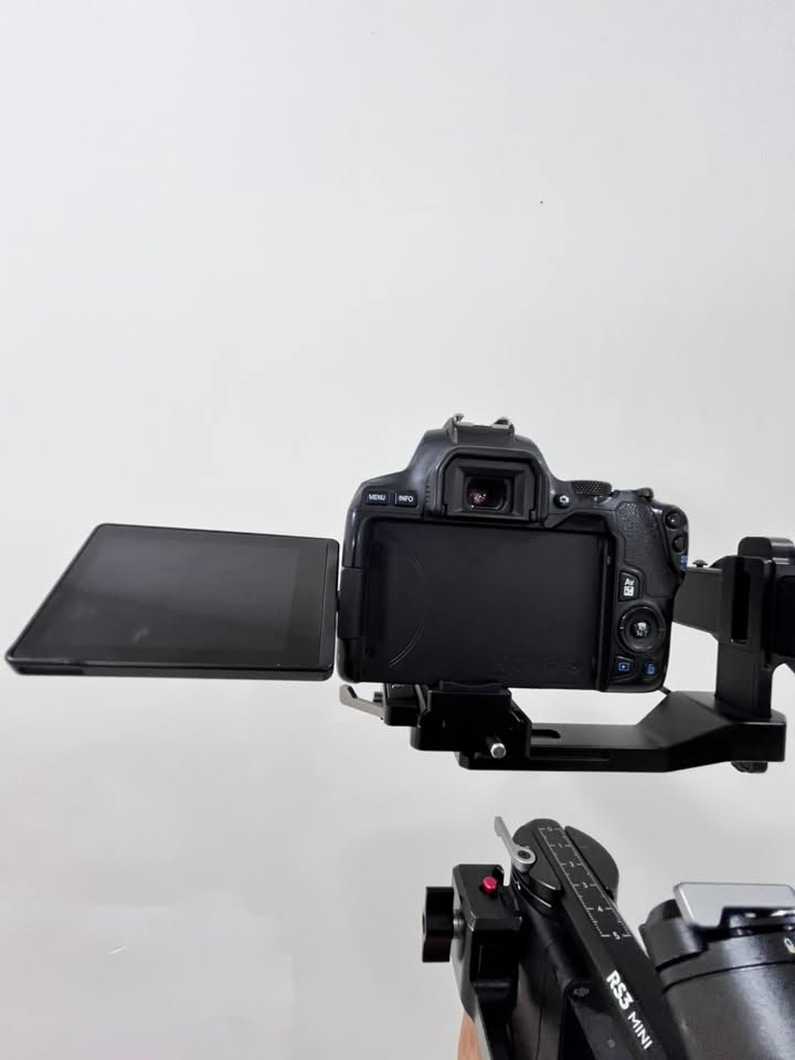للبيع كاميرا احترافية غنية عن التعريف Canon 250D 📸✨
الكاميرا نظيفة وبحالة ممتازة جداً، تعتبر الخيار الأنسب للمصورين المبتدئين، صانعي المحتوى، وتصوير المناسبات والمنتجات. خفيفة الوزن وعملية وسهلة الاستخدام.

📌 أبرز المواصفات:

•دقة الصور: 24.1 ميجابكسل لتفاصيل حادة وواضحة.

•تصوير فيديو بدقة 4K و Full HD.

•شاشة لمس متحركة بالكامل (مناسبة للتصوير من كل الزوايا والسيلفي). 

•تحتوي على واي فاي وبلوتوث لنقل الصور فوراً للهاتف.

•مدخل خاص لميكروفون خارجي لتسجيل صوت نقي.

الملحقات: (  العدسة الأصلية 18-55mm / الشاحن الأصلي / البطارية / الحزام /جنطه حجم كبير /هود للعدسة ).
 
⛔️رونين rs3
كامل ملحقات مع قبضه مفرده 
شاشه لمس 3تحكمات 

بيع الكاميرا مع الرونين 
سعرهن مليون و 100 الف وبي مجال للشراي 

للاستفسار ومعرفة التفاصيل أكثر *********** واتساب📱
