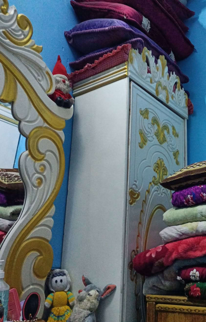 السلام عليكم غرفة اخشاب 6 ابواب نظيفه كلش السعر 600 حي النصر ***********
