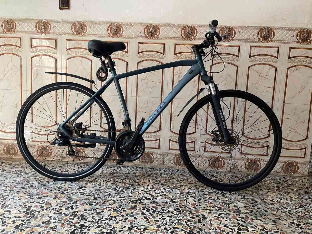 للبيع دراجة Viega Maxima Sport هايبرد*
*الحالة*: مستعملة نظيفة جداً

*المواصفات:*
- *الماركة*: VIEGA أمريكية
- *الموديل*: Maxima Sport - MODEL: 87774
- *سنة الصنع*: 2021 - تجميع Tianjin 
- *النوع*: هايبرد Hybrid للشارع والمدينة والرياضة
- *حجم الفريم*: XL - Extra Large للطول 185سم وفوق
- *الاطارات*: للشارع، داعم أمامي بسيط
- *الفرامل*: دسك بريك امامي + خلفي
- *الجير*: Shimano Tourney TZ 21 سرعة
- *المقود*: مستقيم Flat Bar مريح
- *الفريم*: المنيوم خفيف

*ملاحظات*:
الدراجة غير مصممة للجبال Off-Road. للاستخدام اليومي والتنقل والرياضة فقط.
الدراجة جاهزة بدون اي عطل.

*السعر*: 300,000 د.ع وبيها مجال بسيط
*المكان*: بغداد الشعله 
للتواصل ***********
