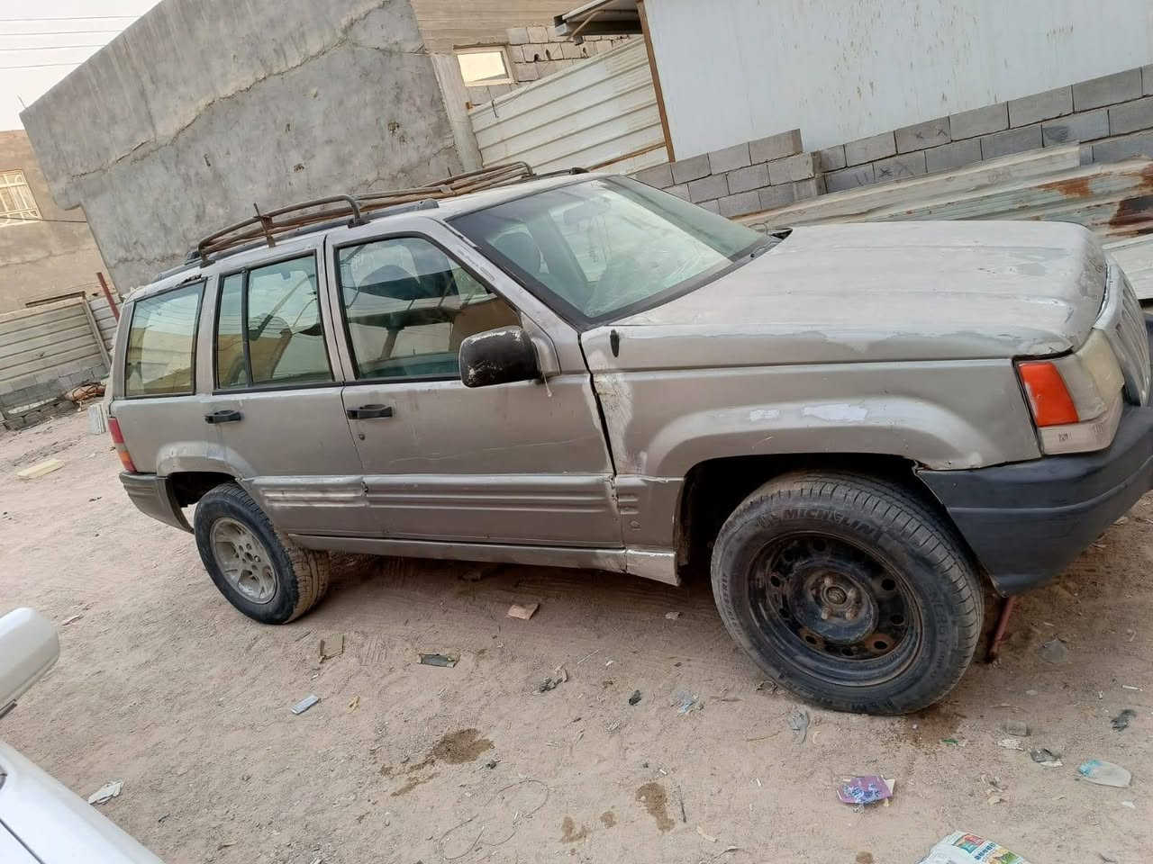 للبيع جيب شيروكي مديل 97 محوره كير ومحرك vvt2500 اتوماتيك سياره شغاله رقم انبار خصوصي بس راعيه ماندله ابيع بدون راعي السعر 14 ورقه الشراي يتصل مكانه البصره *********** .
