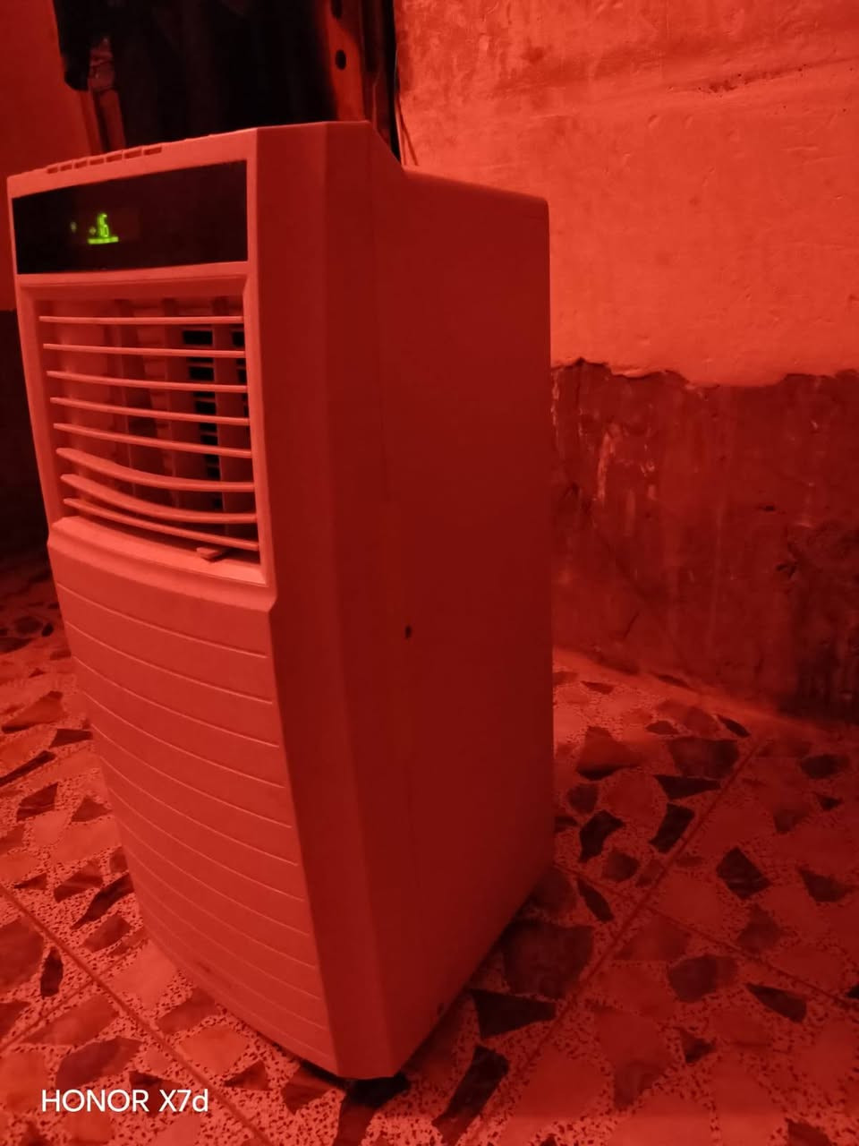 سبلت متحرك (مكيف هواء) ماركة Clatronic ألمانية – بحالة الجديد
التفاصيل:
​الماركة: Clatronic (ألماني الأصلي).
​الحالة: مستعمل 3 أيام فقط (جديد كارتون ونظيف جداً 100%).
​حجم التبريد: 7000 BTU (نصف طن تقريباً)، ممتاز جداً للغرف، الصوالين، أو المكاتب.
​الغاز: غاز رر R410A حديث واقتصادي جداً باستهلاك الطاقة (تصنيف طاقة فئة A).
​المميزات:
​اقتصادية عالية بالكهرباء وتعمل بامتياز على الوطني والمولدة.
​تصميم مدمج مزود بعجلات لسهولة النقل بين الغرف.
​لا يحتاج تكسير أو تثبيت على الحائط، فقط توصيل الخرطوم الخلفي وتشغيله مباشرة.
​السعر: ٣٠٠ ألف دينار (قابل للتفاوض البسيط)
المكان: [حله . مركز]
للتواصل: [***********]
