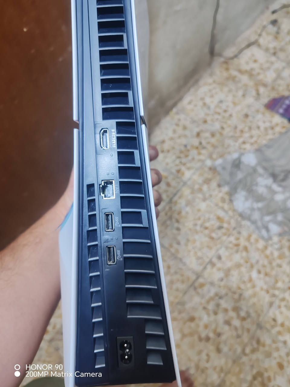 السلام عليكم شباب عندي بلي فايف اسلم نضيف بلجيس مامستخدم قليل الهوة ما شامة يلهف لهف ابلى وياه اثنين جوستك اصليات وياه يوبي أس ١٥٠٠ ما مستخدم نهائي وياه فيفا ٢٥ مال فايف الكارتونة اشوي مضررة اقوة عرض بي ٨٥٠ الف وجاي يعرضون جهاز واحدة بي ٨٠٠ الأمانة اني كل هاي الأغراض الي وياه بي ٨٥٠ الف  مكاني بغداد وهذا رقمي *********** ادمن وافق وردة
