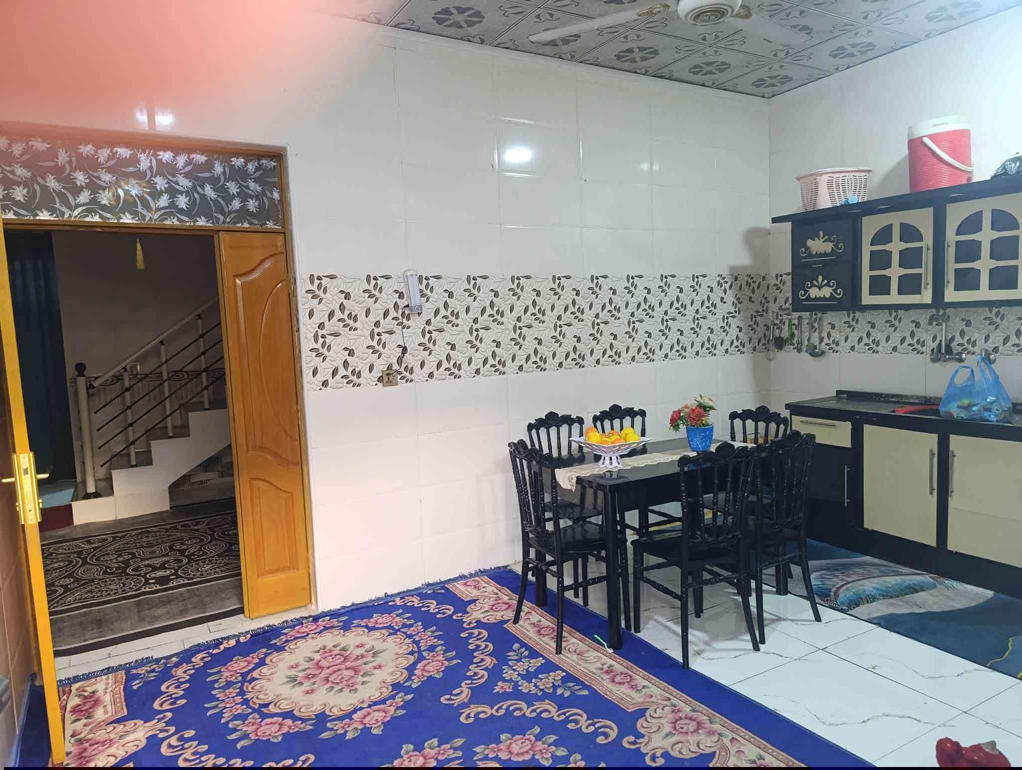 سلام عليكم 250 متر للبيع  اساس صب كونكريت بناء بلوك وعكاده يحتوي على غرفتين او صاله وستقبال العنوان نجف شارع المطار بشارع علكم بشارع حاتم الخير نهايت المقرنص شويه لكدام سعر 63 او بي مجال ***********
