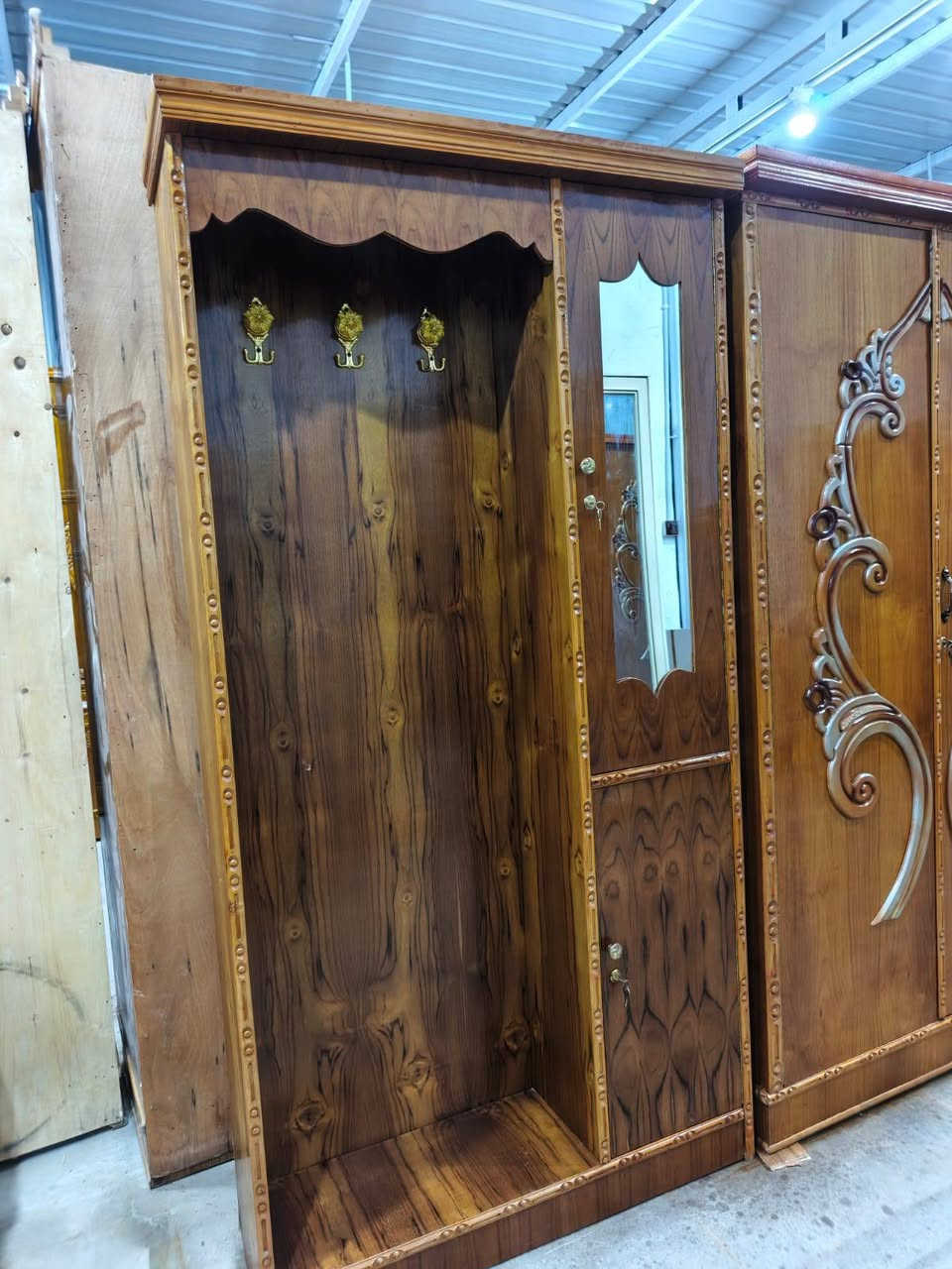 السلام عليكم غرفة 6 باب مستخدمة خارج داخل صاج شغل درجة ثانية نظافة 90 % السعر 700 مع الشد والنقل  العنوان النجف الاشرف الحيدرية خان النص  والاستفسار على الرقم ***********
