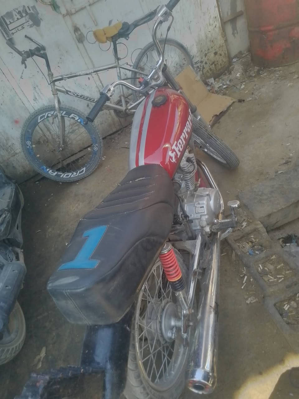السلام عليكم دراجه نامه موديل 21 ولمحرك 23 دراجه ناعمه خير من الله يرادلها بس ويل امامي عوزها مكاني مزرعه الصويره سعر 360 وبيها مجال حك الجيه الاتصال *********** وبيك خير وتدلل خاص ما متواجد
