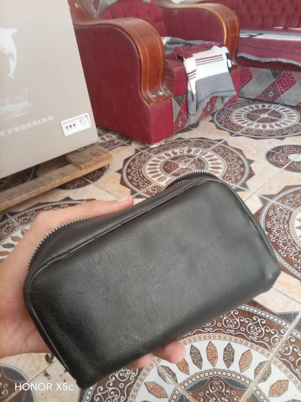 السلام عليكم... 
كاميرا Genx GDV 720 Pro 
الكاميرا نظيفه جداً وما مستعملة... 
من اشتريتها الى الان.. 
الكاميرا ابيعها هيج يعني ماعرف تشتغل عندك لا 
السعر ٣٠ الاف والكاميرا تجي وية الحقيبة  مالتها 
اول تعليق يشتري گبل ابيع واكو مجال 
ملاحظه اني ماعرف بيهه انت اشتريهه هيج وانت تربح بالعافية الكاميرا نظيفه كلش 
الي يشتري يراسل واتساب الرقم 
*********** 
مكاني بغداد الشعلة لا يوجد توصيل
