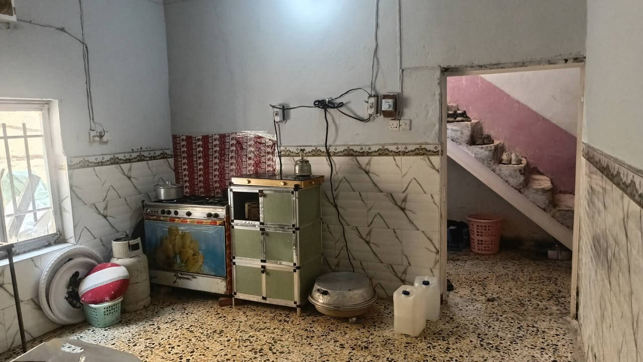 بيا للبيع مساحه 300متر طابو صرف المكان العوفيه قرب الكرفانات يحتوي البيت على خمس غرف طابق واحد البيت الكدام يحتاج ترميم بصيط ***********
