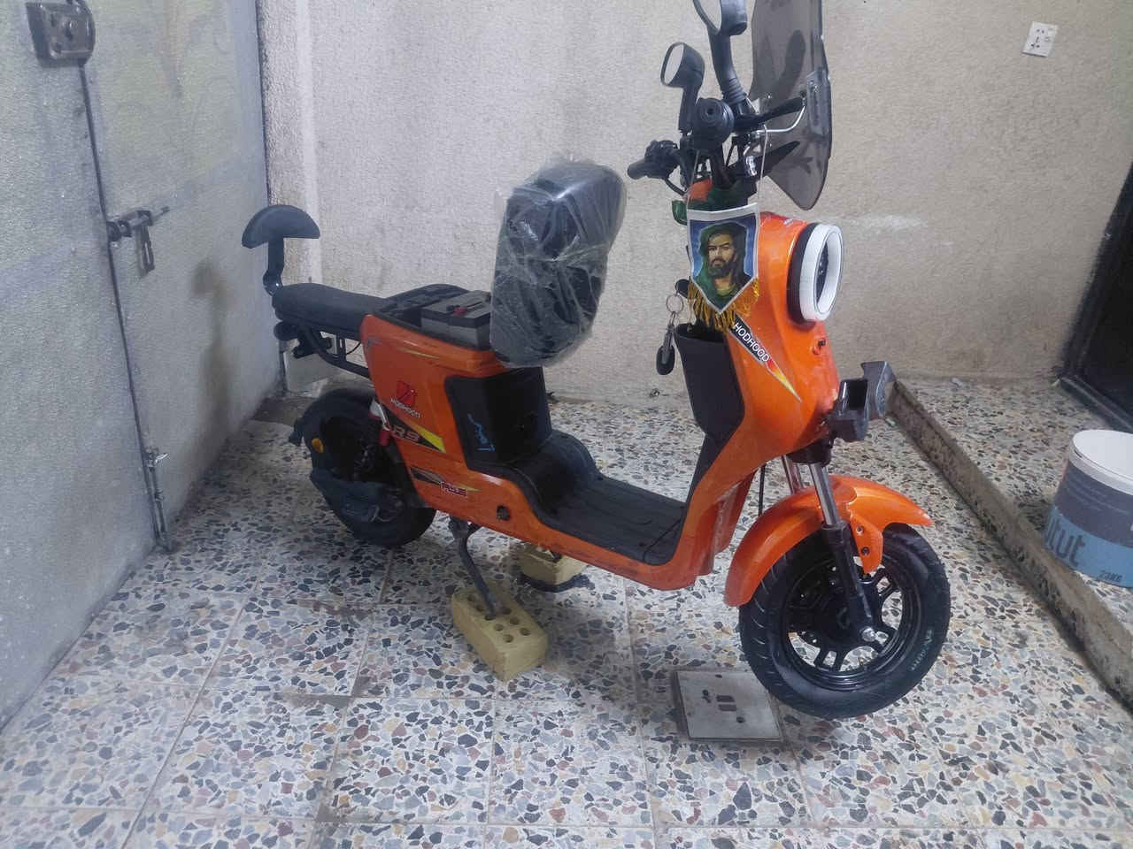 سلام عليكم شباب عندي دراجة شحن للبيع نوع R9 فول مواصفات بطاريات انضاف بيها بصمتين وكارت وسويجين لايت عالي ناصي دبل اشاره كفرات نضاف 
تاير الامامي مبدل يدات مال بريك جدد سرعه 99
ملف 1800 ماشيه 378 كيلو متر مكاني بغداد شعب اسريدات قديمه السعر 350 بيها مجال حك جيه ***********
