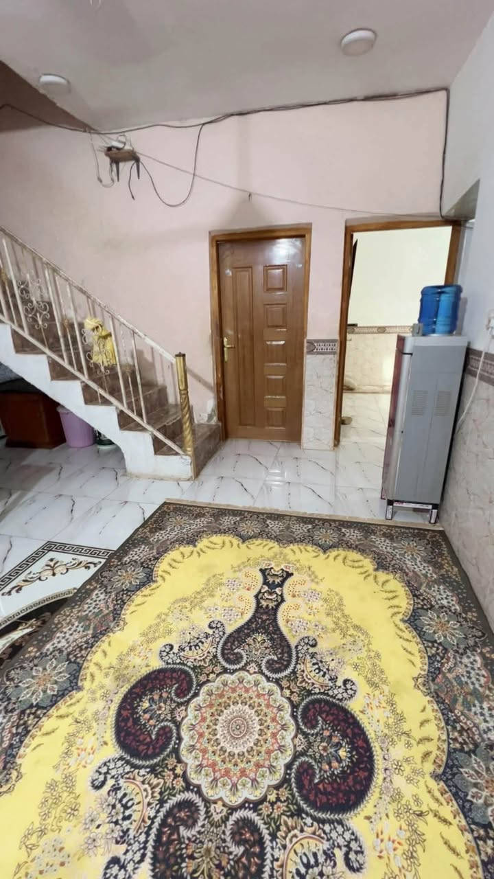 الدار للبيع المساحه  200 متر العزه الجديده يحتوي على 4 غرف نوم وحده ارضيه و3 فوك+ أستقبال+ حديقه +طرمه +هول + مطبخ صحيات خارجيه وداخليه يبعد عن شارع العام 200 متر عرض الشارع 12 متر قرب مجلس البلدي الجديد مقابيل الجسر الوردي الاستفسار ع رقم او خاص ***********
