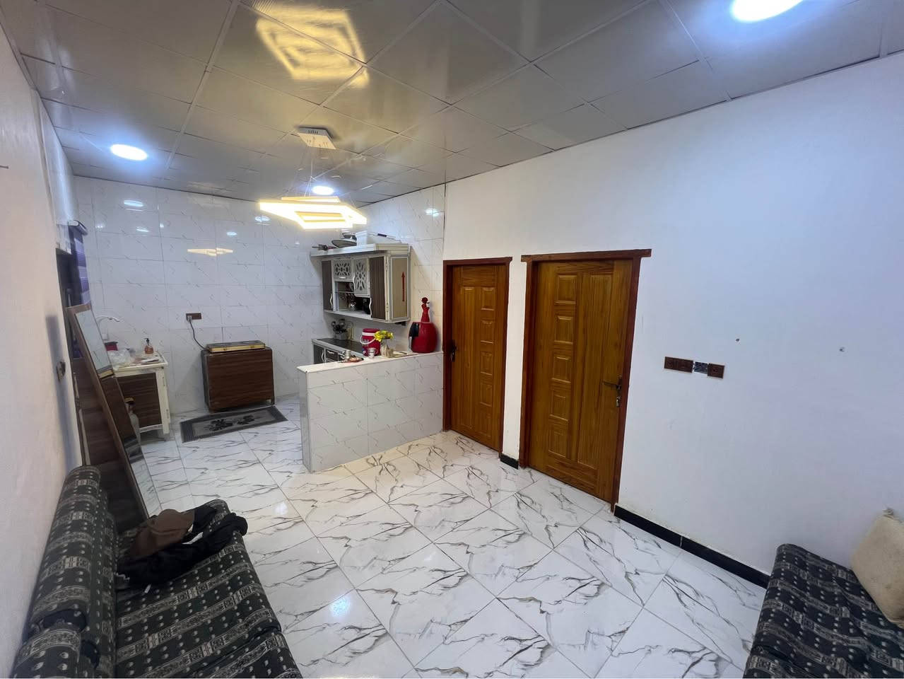 دار سكن للبيع 🏠 
#المساحة :: 100
#السعر :: ٤٦مليون وبي مجال بسيط 
طابو صرف زراعي المالك عراقي 🇮🇶
#البناء_حديث_جاهز_للسكن 💯
شط لعرب الجزيرة شارع زين العابدين 
#الخدمات :: ماء كهرباء مدارس سناتر 
منطقة سكنية والبناء فيها منظم وحديث
#سقف سندويج شغل درجه أوله 
#المحتويات ::  وصحيات خارجية وحديقة
وأستقبال وصالة ومطبخ  وصالة معزولة
وموزع غرف وغرفتين منام وصحيات
#خارطة_مميزة_وسعر_مناسب
……….
#للأستفسار :: ***********
١٥ متر عن شارع العام موقع يخبل البصرة, العراق
