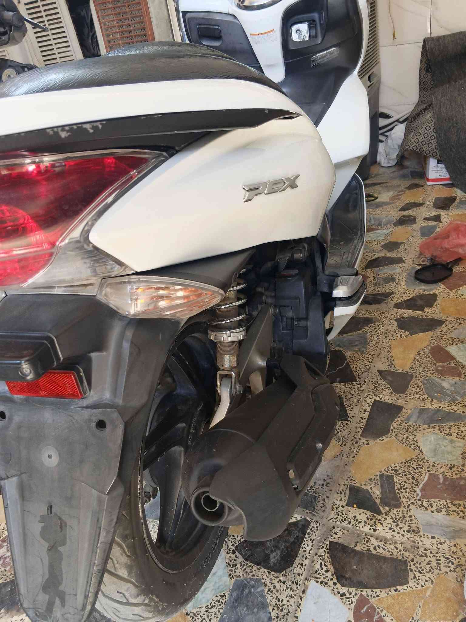 دراجة pcxجيل اول مديل 2016 مكينه 125 
دراجة 

ماكو شي بيها مو شغال كلها شغاله على اخر حبايه ماشيه 42الف حقيقي دراجة تتعب تكول جديده بغداد مدينة الصدر ***********  السعر 1400
