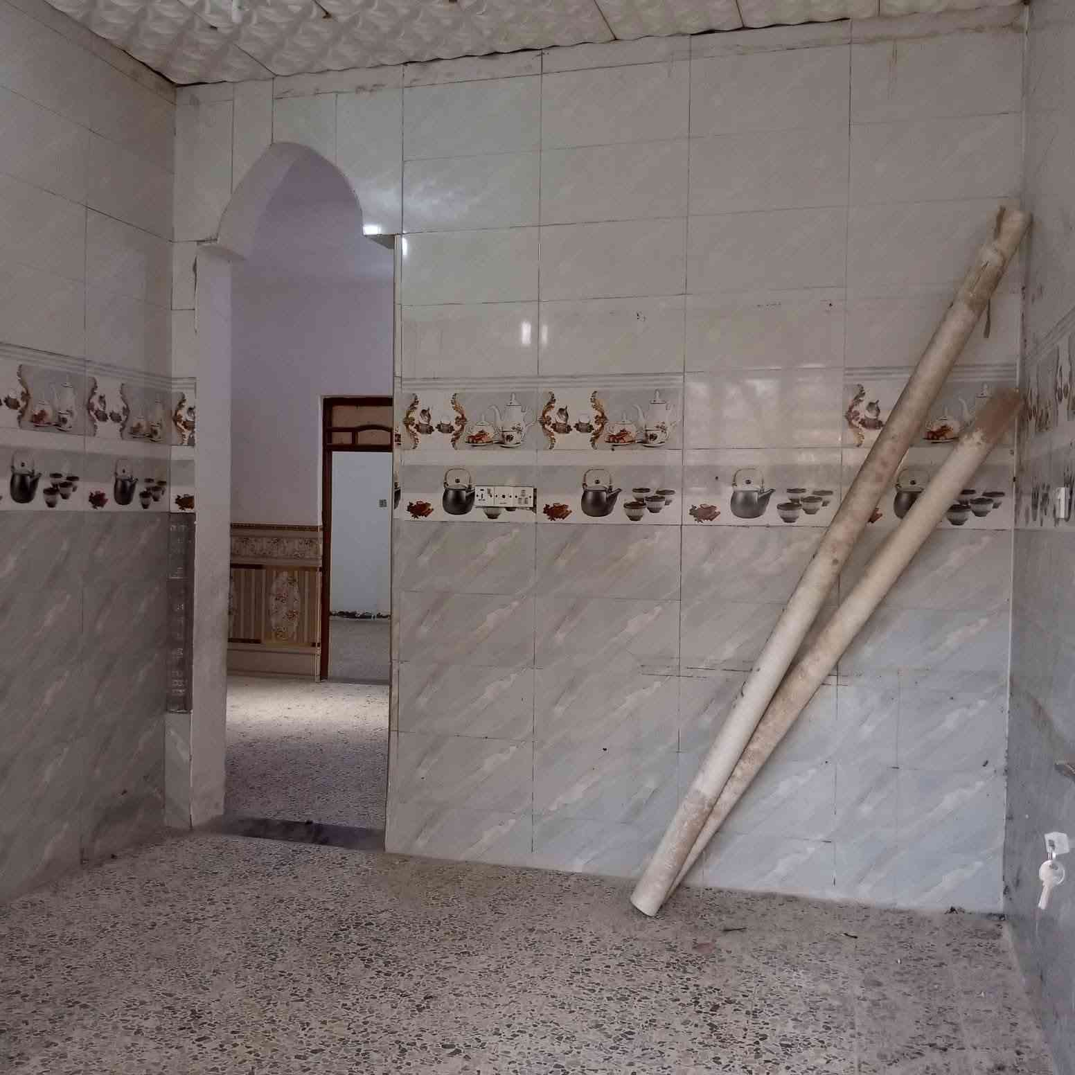 السلام عليكم بيت للبيع 150متر زراعي سند 25حي الحسن العسكري دوانم لازم قرب مدرسه الحشد يم المولده الثانية بيت طابقين بي غرفتين جوه وغرفتين فوك صاله واستقبال ومطبخ داخل الجهد الهندسي المنطقه كافه الخدمات ***********
