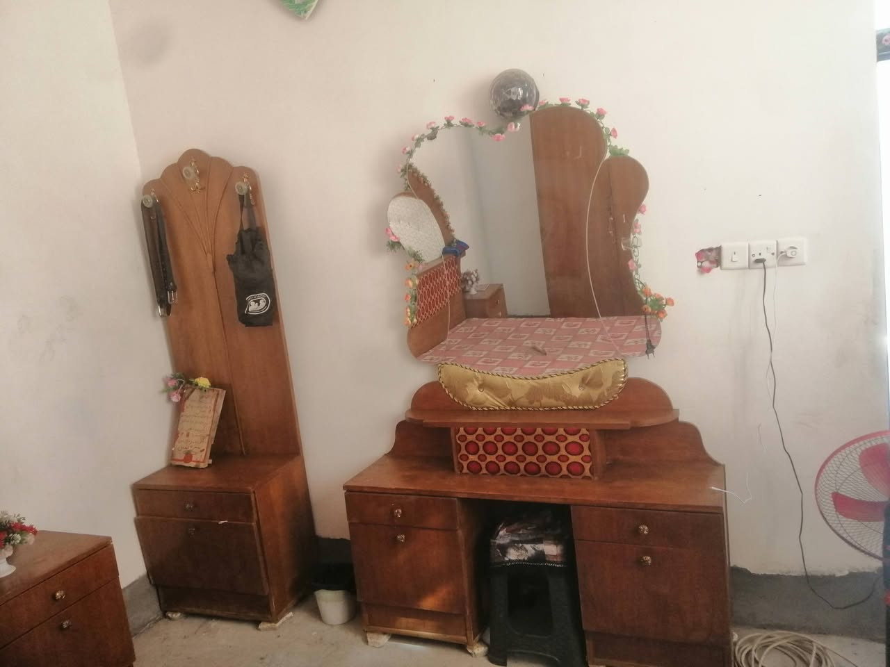 ***********
اخشاب للبيع داخلهن كلش نضيف أصليات السعر450 وبيها مجال
