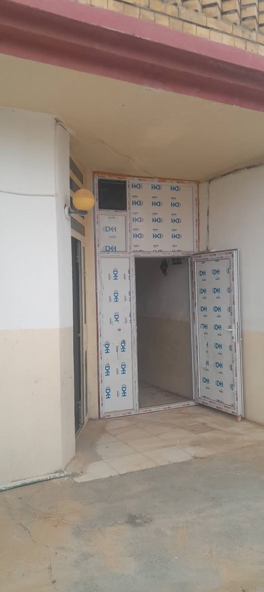 بيت١٣٠ للبيع استقبال صاله داخليه مطبخ حار بارد منام صحيات بيتونه /خلف باخجه خوشي السعر ٢٣ مليون للمعلومات يرجى الاتصال على الرقم ***********
