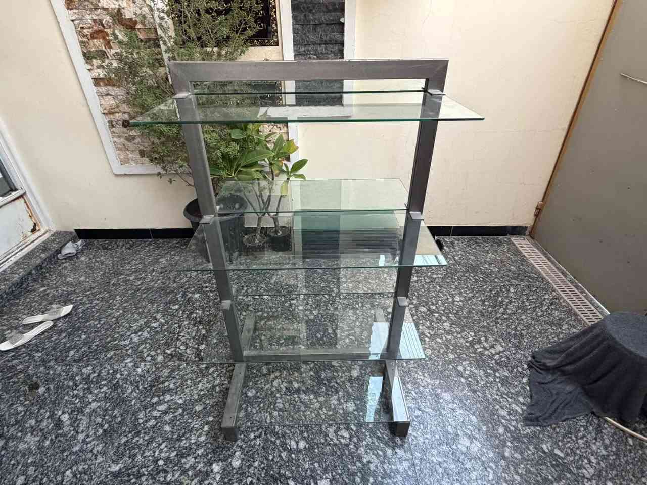 سلام عليكم استاند ملابس تصفيط.  سعر القطعه ٥٠المكان بغداد حي العامل ***********
