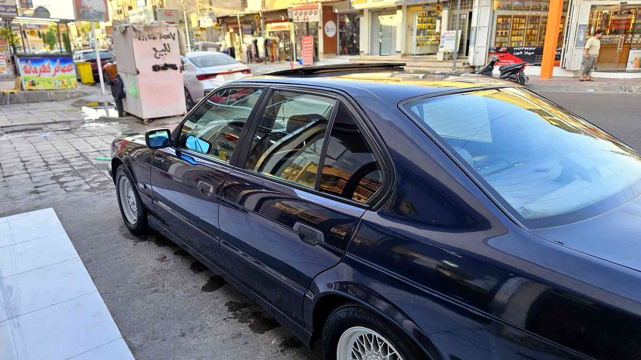 بي ام موديل 1993/ 525/ v6 اصل
مسكر فانوس مكينه كير شرط 
غرفه نظيفة صبغ جمالية 
بيها بارد بل جاملغ الخلفي لون نيلي 
سنويه جديدة+ هزة جديدة
ويل خلية بلادي+ تخم تايرات جدد
تبريد خير من الله+ تدفئه 
غرفه جلد +سقف كنتارا
سلايت 3 طكات 
كهربائيات جديدة 
شاشه+ سوار لايت
شرط بدون تيب 
تحويل ثاني يوم+ سياره بسمي
حدادية جديده امامي+ خلفي
رقم ديالي نكليزي
مكاني بغداد الشعب شارع عدن 
***********
***********
السعر 68 بيه مجال بسيط
