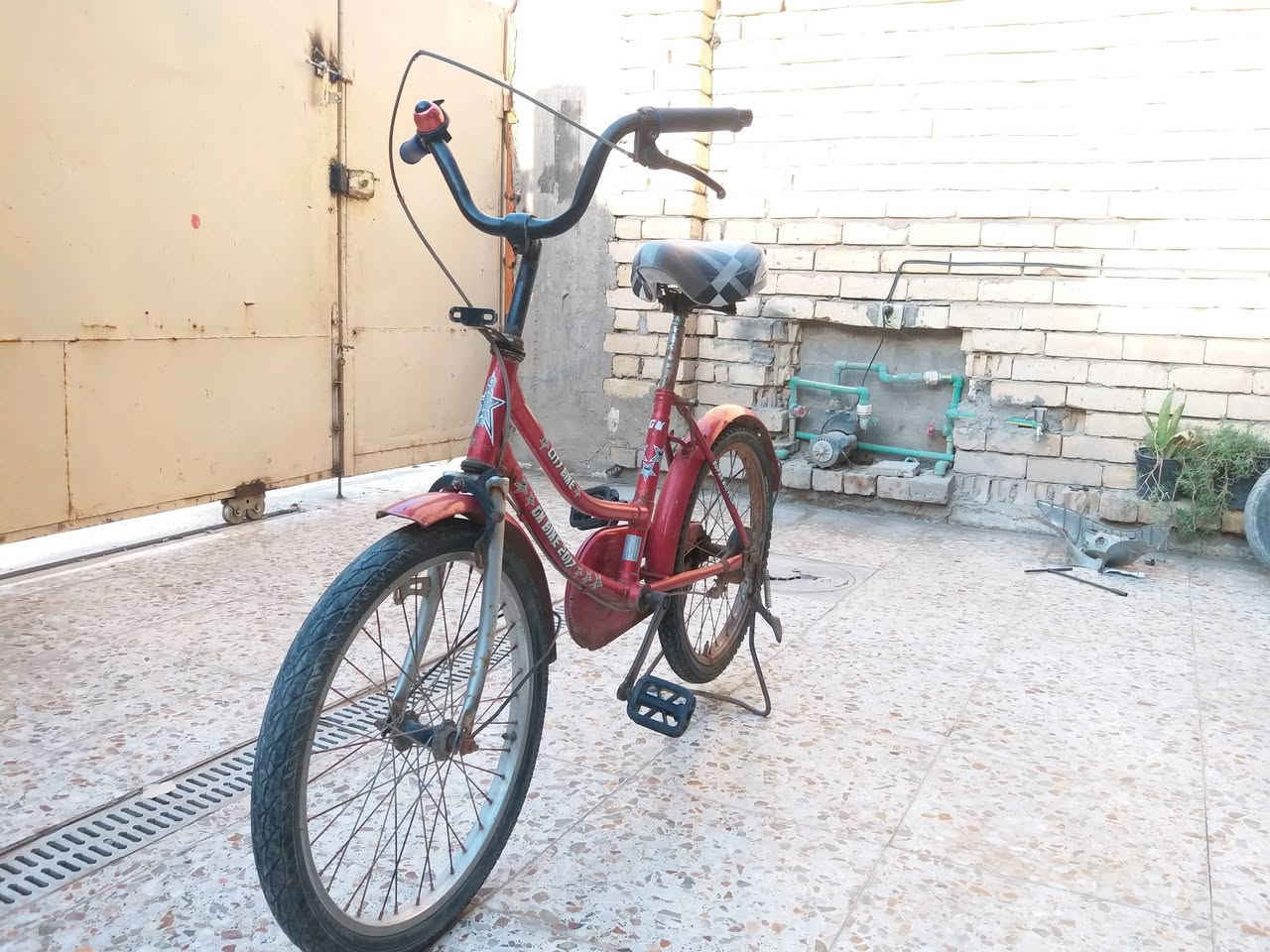الدراجة الشحن عاطلة عوزهة بطاريات سعر100الف والبايسكلات كاملات ونضيفات الأحمر سعر20 والجوزي ابو الطبكة سعر50وبي مجال بصيط مكاني الحسينية ***********
