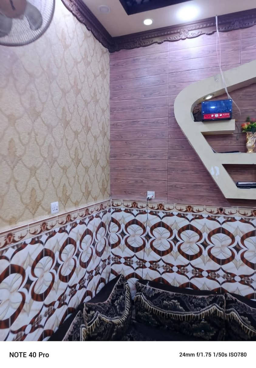 "سلام عليكم فله للبيع 600متر مساحه البناء 300 طابو زراعي صرف عراقي طابقين الارض مقلوعه مترين ومدفونه جلمود وحصيره بشيش ابو 16 بعدها بناء عالي عن الشارع من البتلو لحد البيتونه كله طابوك البيت كله جسور يحتوي على 7 غرف كل غرفه 7 في 5 ثلاث صلات ثلاث مجمع صحيات استقبال تقريبا 10م التنومه الجباسبي الشارع الدولي وتدخل السعر 210 وبي مجال، بقیه التفاصيل واتساب ***********
