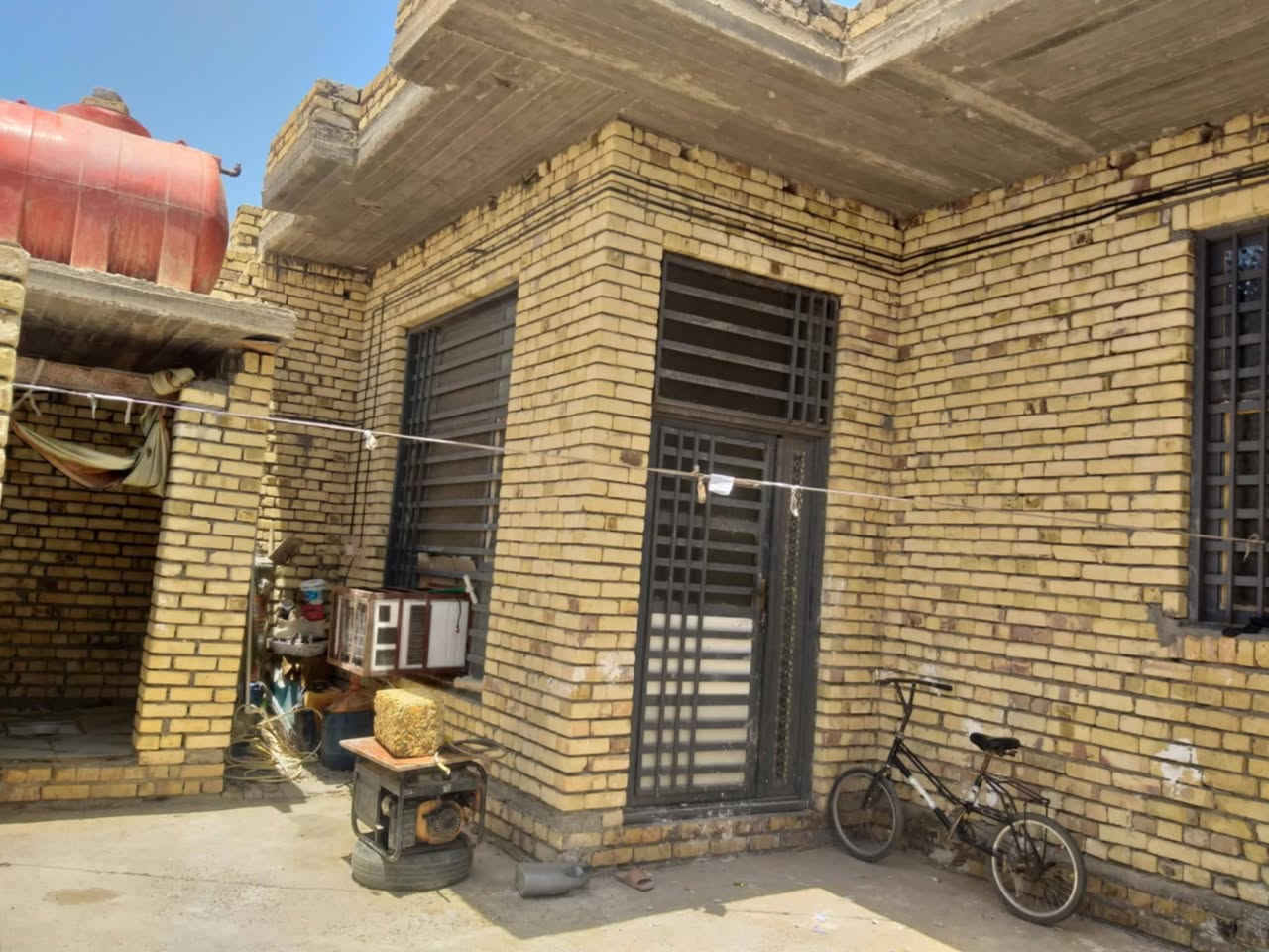 سلام عليكم دارالبيع مع فضله مساحة 140حي الازم في حي العسكرية قرب الساله الماي ركن كافت الخدمات جهدموجود سعر 60وبيه مجال اتصال ***********
