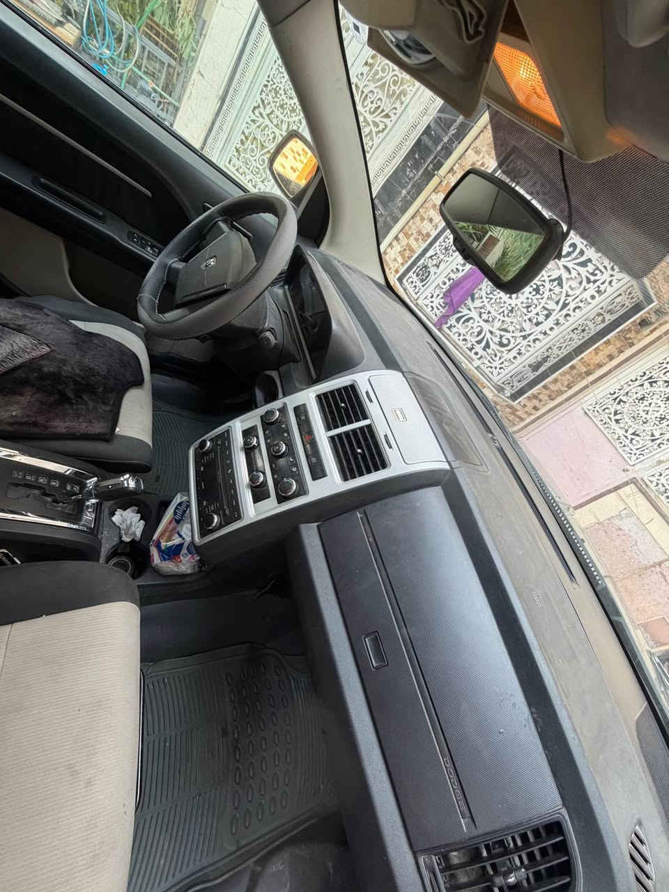 سلام عليكم للبيع دوج جورني موديل 2009 فول مواصفات فتحه سقف مواصفات جورني معروفه مكينه 6سلندر بيه 3قطع صبغ بدون دواخل سياره حلوه و نضيفه سعر 95 ورقه مكان البصره 
رقم استفسار ‭***********‬ Singapore

