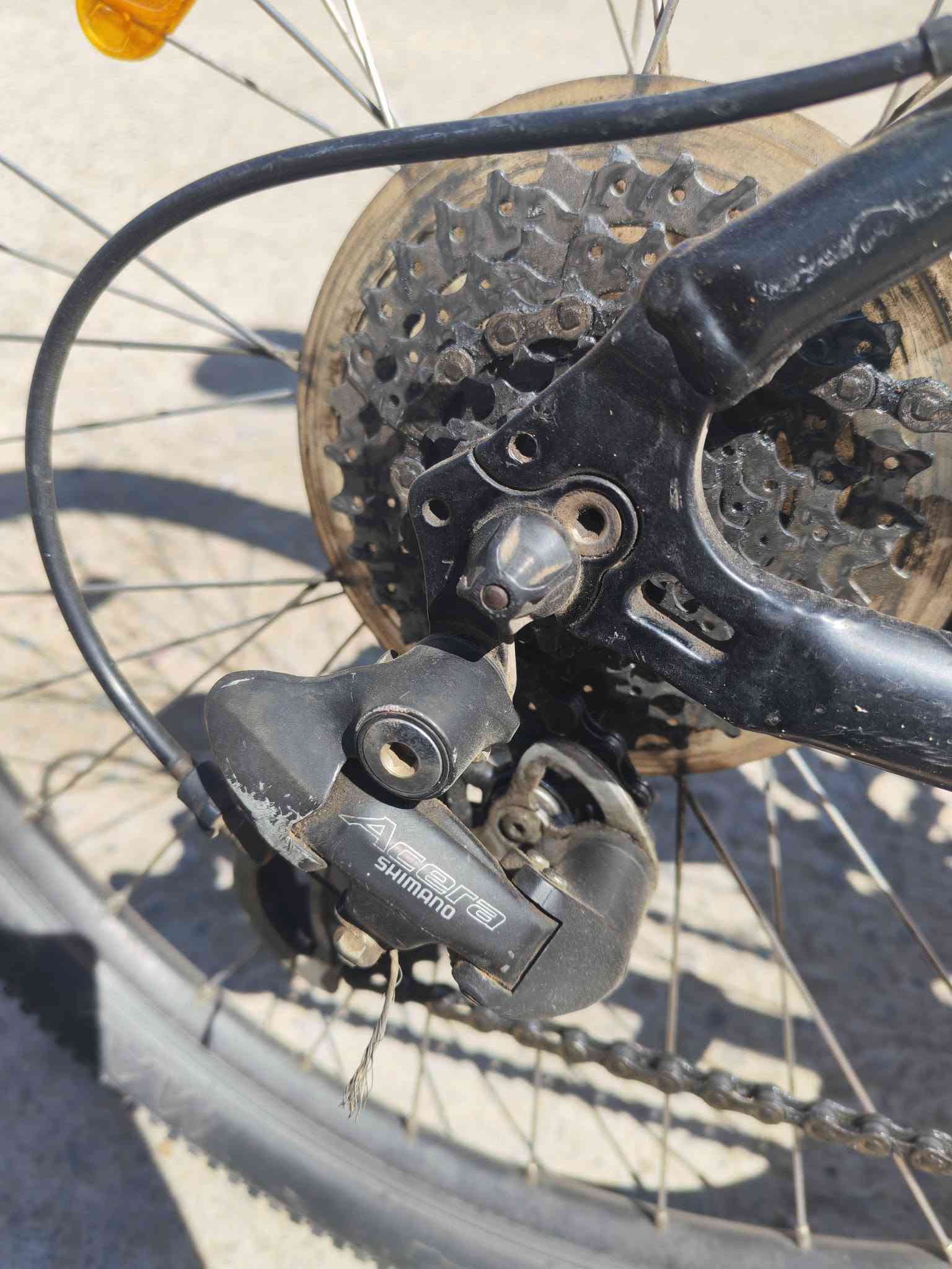 🚲 دراجة هوائية Giant Boulder للبيع
ماركة Giant، المعروفة بجودة ومتانة هياكلها.

🔹 الفئة: Giant Boulder
🔹 القير: Shimano Acera ‏3×8

«الشغال فعليًا حاليًا 2×8 لأن الترس الثالث ملغي.
🔹 الصناعة: تايوان 🇹🇼، مصنّعة للسوق الأسترالي 🇦🇺، والدراجة وارد أسترالي.
🔹 البريكات: V-Brake (ماسحات)، شغالات وقوية وفعّالة وسهلة الصيانة.
🔹 الشوكة الأمامية: نظام تعليق هيدروليك، يمتص صدمات الحفر والطسات والشوارع غير الممهدة بشكل ممتاز.
🔹 الإطارات: قياس 26 × 1.95، ماركة Ralson الهندية 🇮🇳، بنقشة خفيفة للمحافظة على السرعة وسهولة الكبس.
🔹 الهيكل: ألمنيوم متين و حجم الفريم ML. 
🔹 الدواسات: حديد مقاوم للصدأ وليست بلاستيك.
🔹 السرج: مختوم بختم Giant، وهيكله حديد مقاوم للصدأ.»

💰 السعر: 200 ألف دينار عراقي قابل للتفاوض.

📍 الموقع: العراق 🇮🇶، بغداد، الرصافة، منطقة البلديات.

📞 للتواصل: ***********
اتصال (رصيد) أو واتساب.
