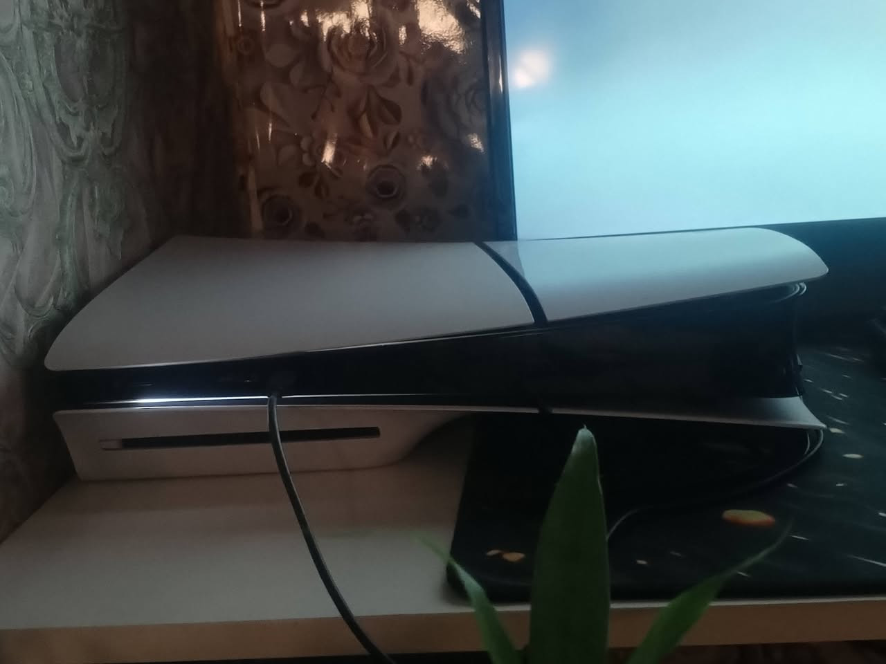 للبيع بلي ستيشن 5 سلم قبل شكم يوم مفتوح كارتونه  مثل ما شوف ب صور بلي نضافه 100/100 ويه قراص بلي ستيشن 4 هواي مثل ما شوف ب صوره مكاني بغداد الكاظمية بيع فقط وجه لو وجه تستلمه من البيت سعر 800لف قفل ماكو هيج سعر ويه هيج عدد قراص رقم الهاتف : *********** فقط وتساب موجود

