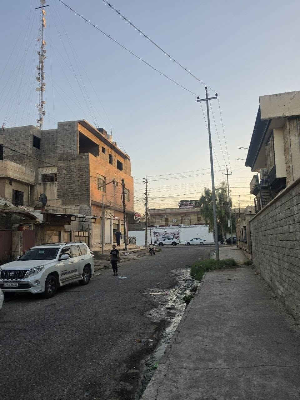 دار للبيع 🏠 

الموقع 📍 حي الصديق الاولى ثالث دار عن السائدين الرئيسية 🛣️🛣️

بناء قديم  بحساب أرض 👉

المساحة  300 متر   ✳️.        الواجهة. 15  ✳️

شارع تبليط بعرض 12 🛤️

للاستفسار اكثر عن العقار الاتصال على الارقام التالية 👇 

***********📱

***********📱

***********📱

عنوان المكتب 📌 حي الصديق بعد مرطبات البحرين سائدين الصديق الرئسية مقابل مدرسة العقول المبدعة الأهلية 👉
