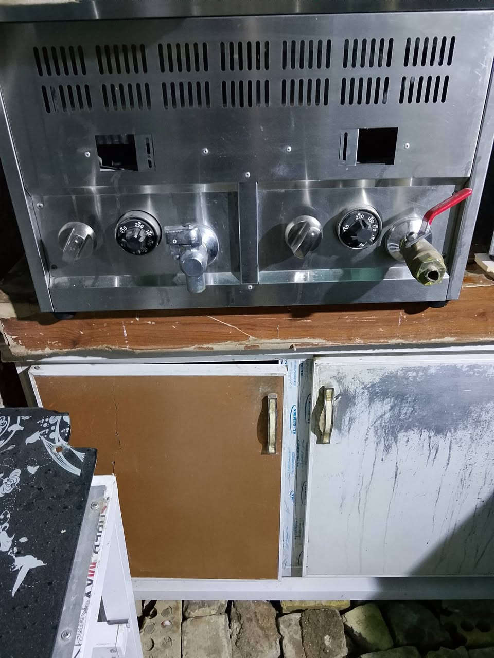 السلام عليكم فرن بيتزا اخو الجديد   قلايه منضديه +كرين بركر نضيف ميز حديد تزكام الطول مترين عرض 60سم الشراي يتصل بخدمته *********** واتساب مكان الديوانيه مركز
