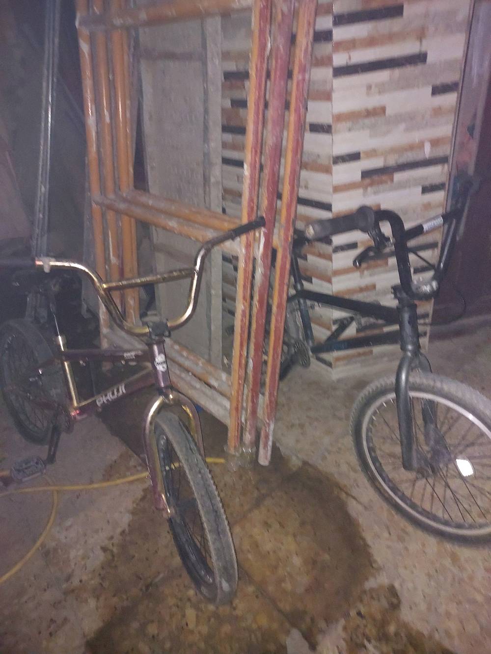 بايسكل ثنين نوع BMX.واحد ملون ذهبي والثاني اسود سعر 75 ثنينهم 150