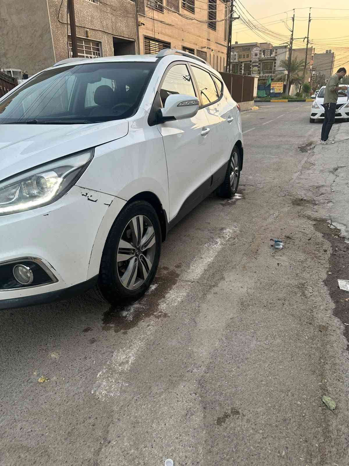 السلام عليكم
توسان 14 خليجي 
مكينه 2000 دوش مكفولة 
كير تبريد حاداديه كله جهاز 
سونار مرفق بيه بنيد صبغ بدون دواخل وجزء بلباب خلفي وجزء بجاملغ خلفي 
مكان السياره بغداد البلديات 
السعر 110 وبي مجال 
***********
